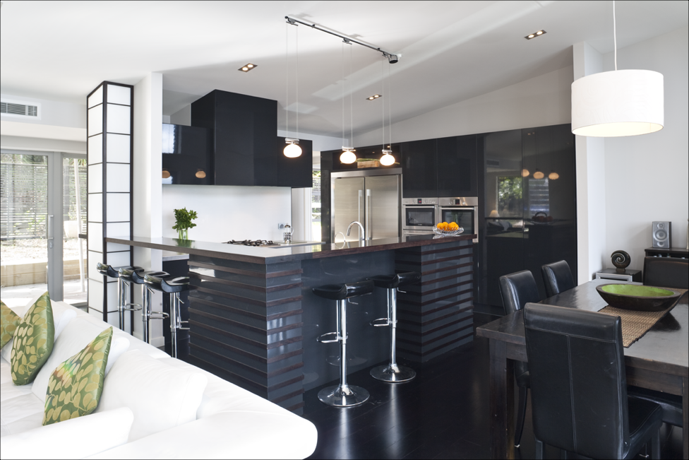 Black’s Back. Not just highlights, but the whole kitchen! It must be high gloss, though.